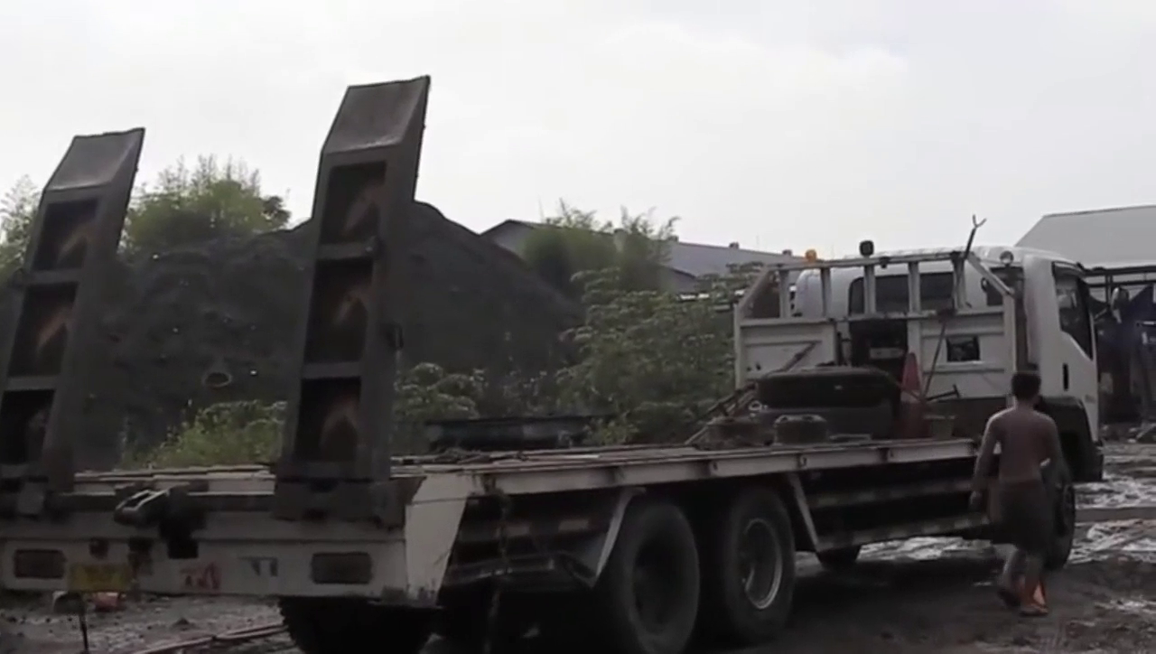 挖掘机的架子很大，上车还要卡车蹲下来