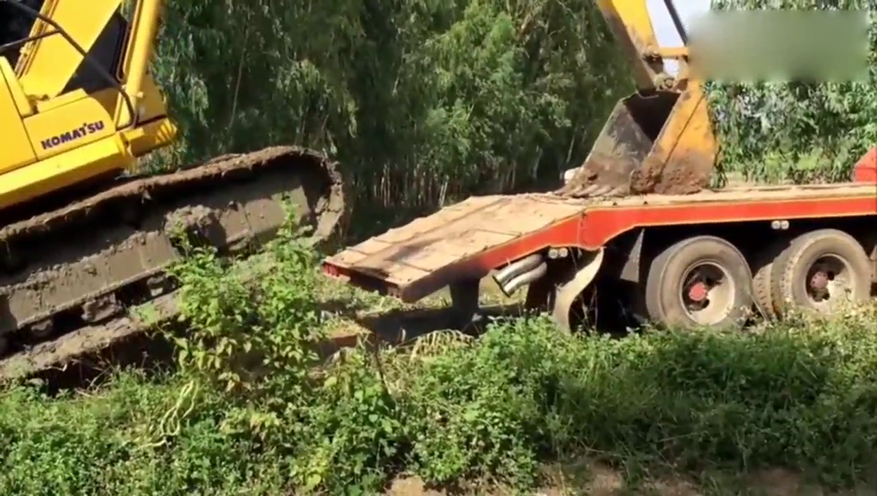 挖掘机的架子也太大了，上个车把卡车都翘起来