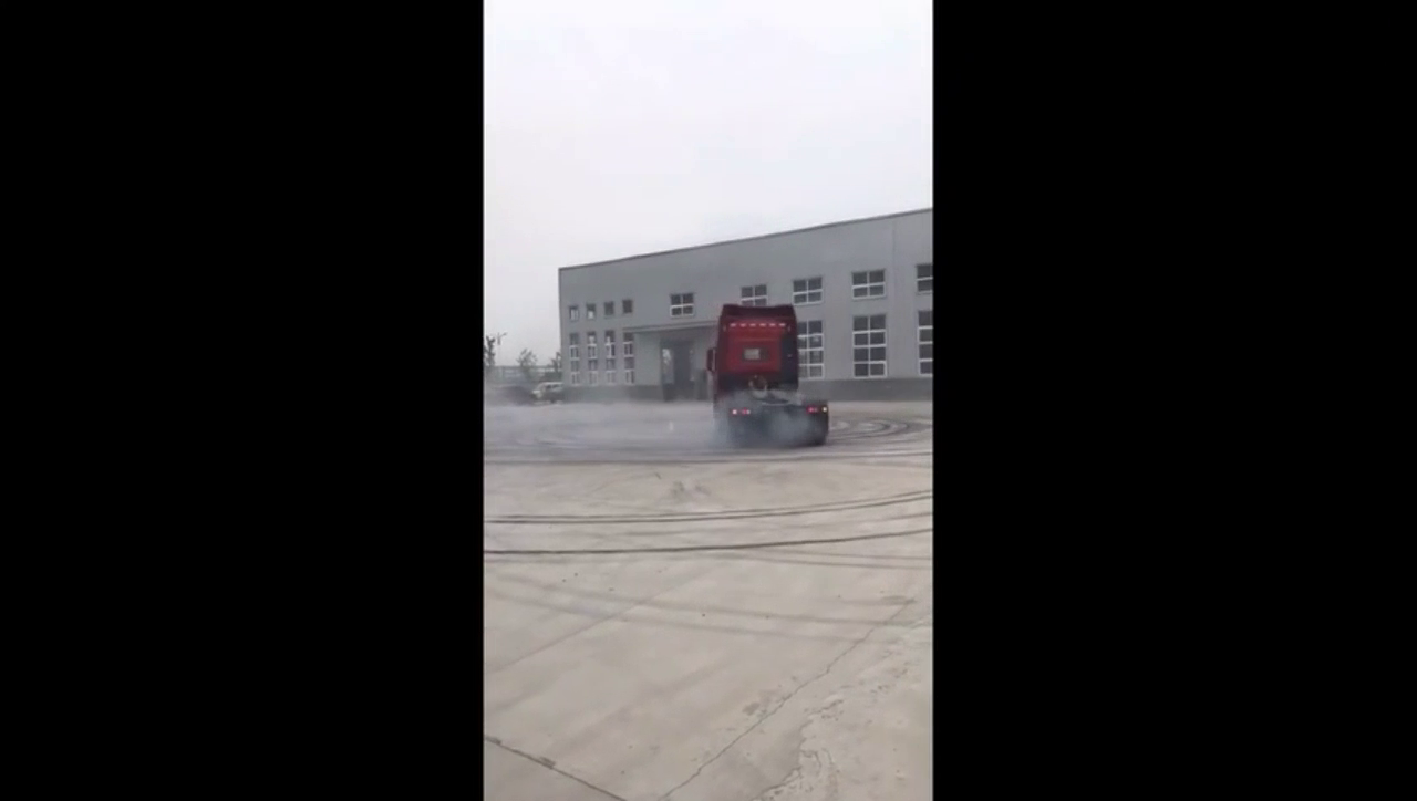 疯狂的卡车居然也玩漂流