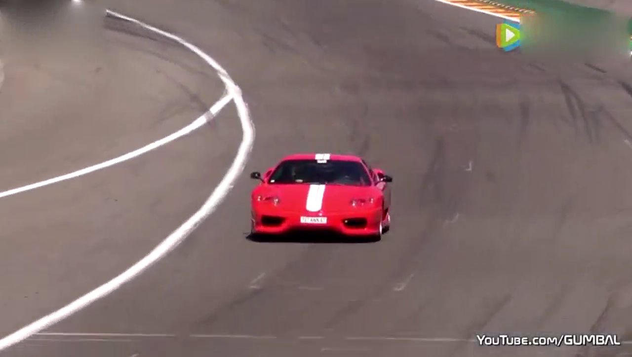 红色跑车马力十足向前奔跑