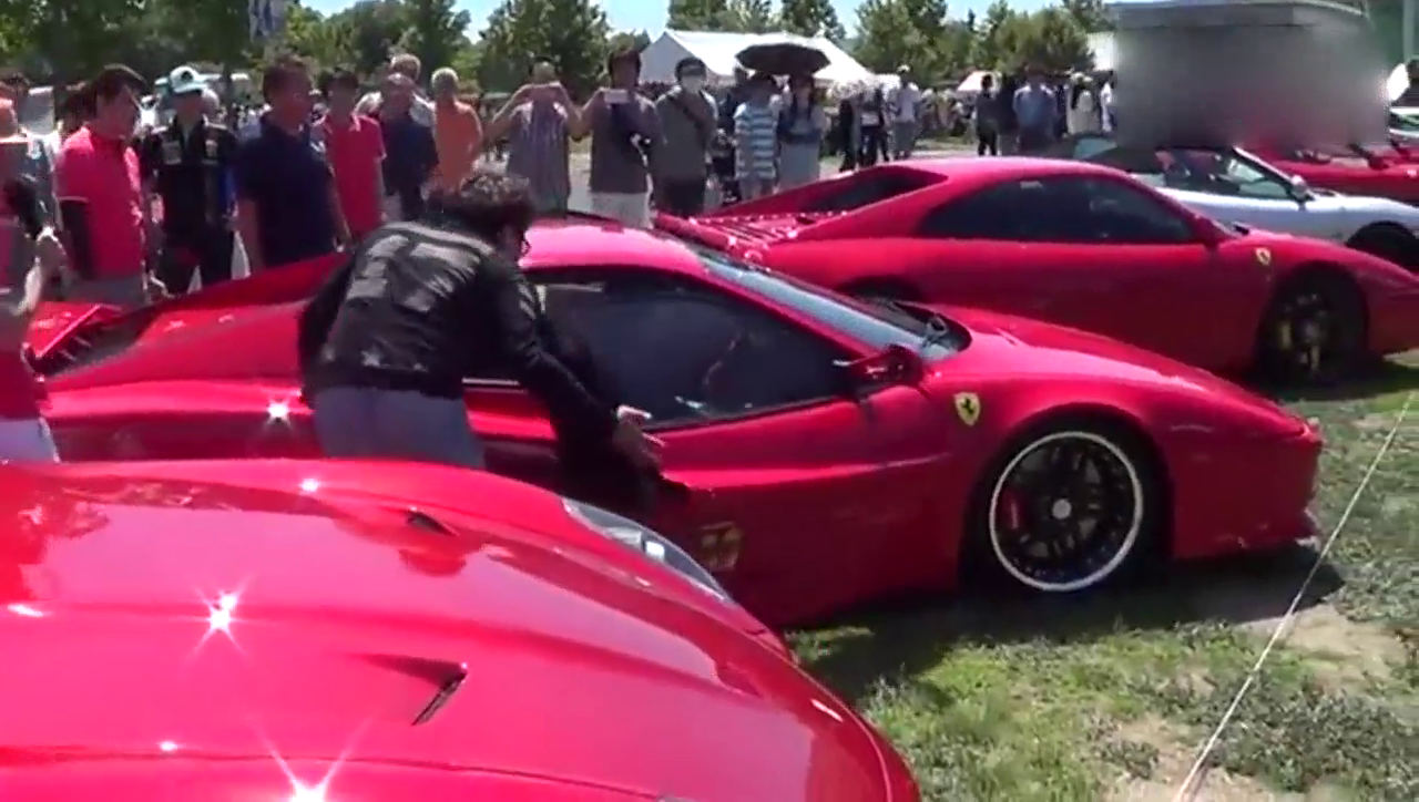 红色法拉利跑车简直拉风至极,众泰什么时候能出这款