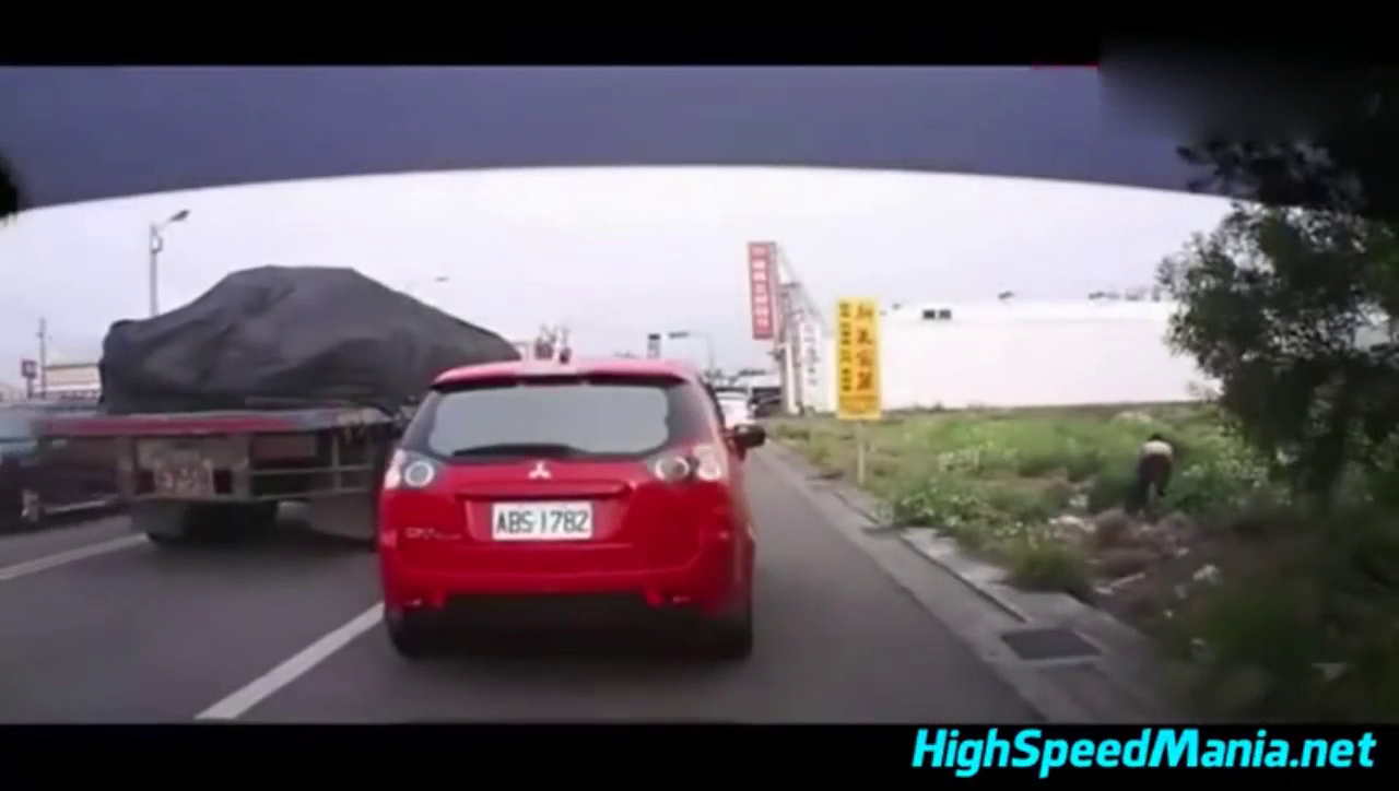 红色轿车司机车宽意识差，被右边车蹭起，又幸好被左边大卡车蹭回