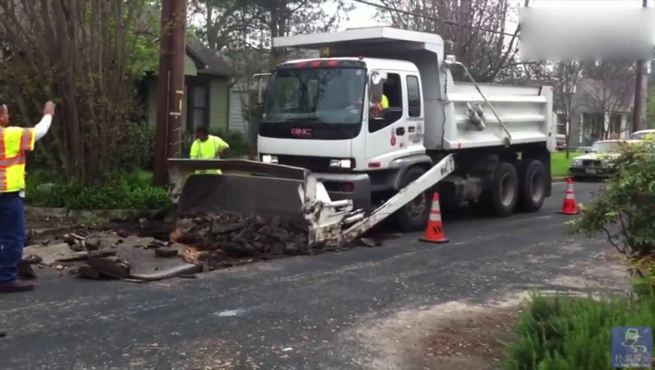 自卸卡车加装液压铲，在工地自行装车