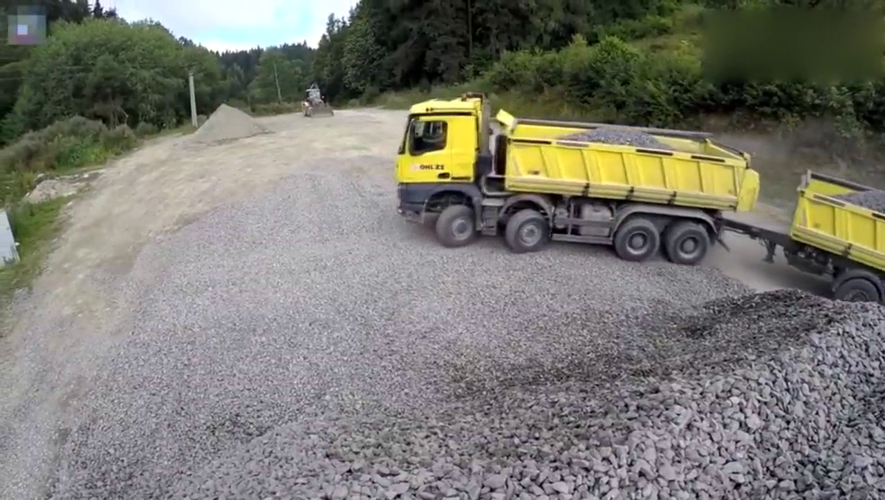 自卸卡车牵引挂车运石子，车厢从侧面举升