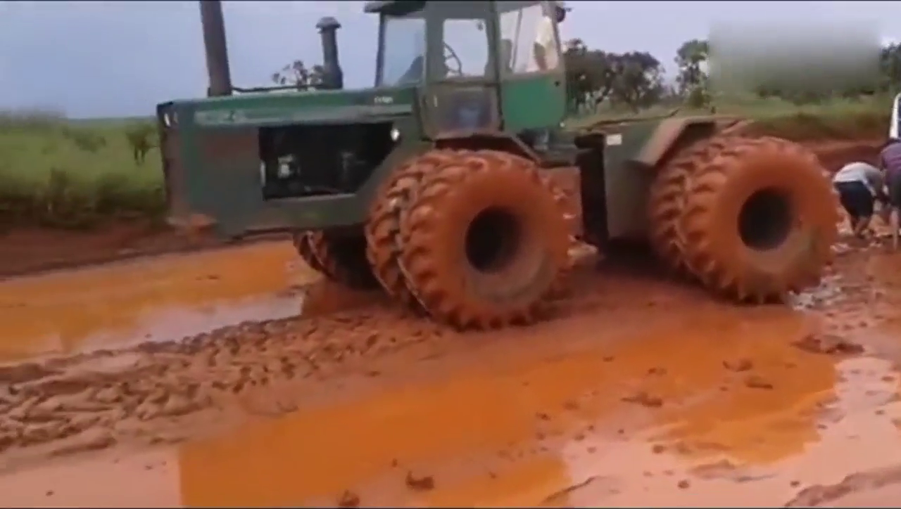 超大马力拖拉机拉起泥潭中的大卡车