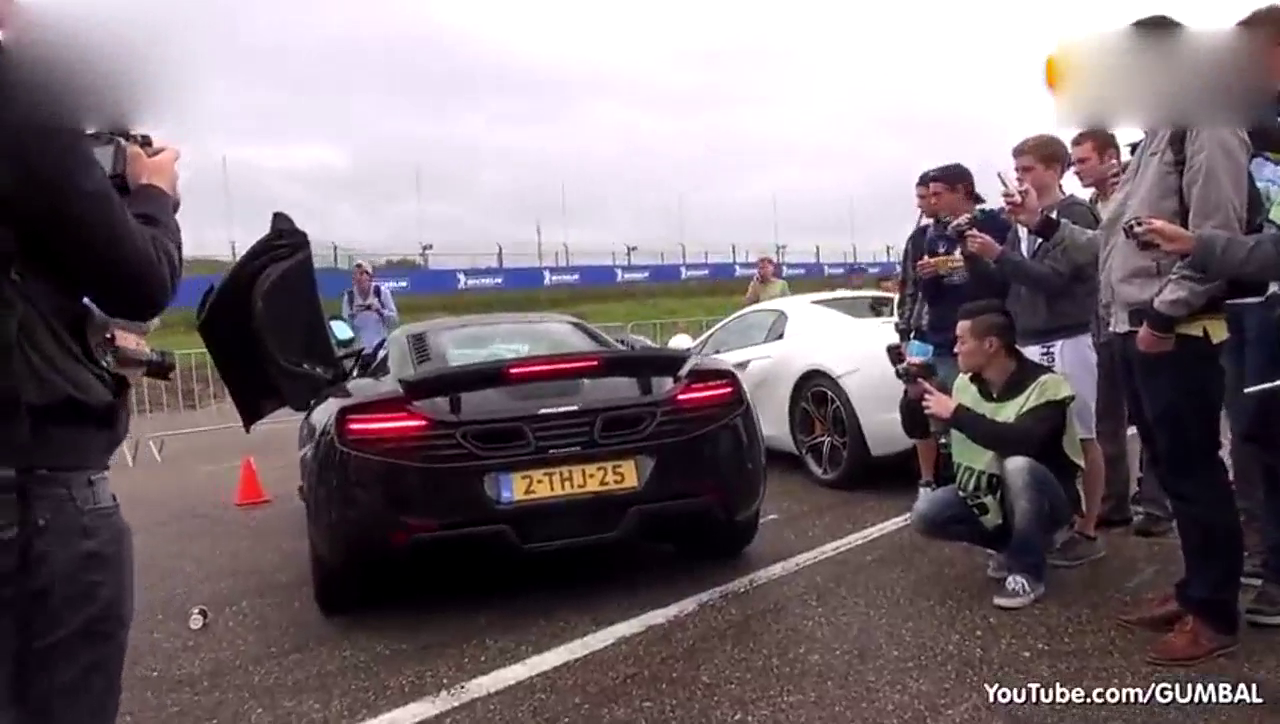 超级跑车奔驰在马路上，发动机声音响亮