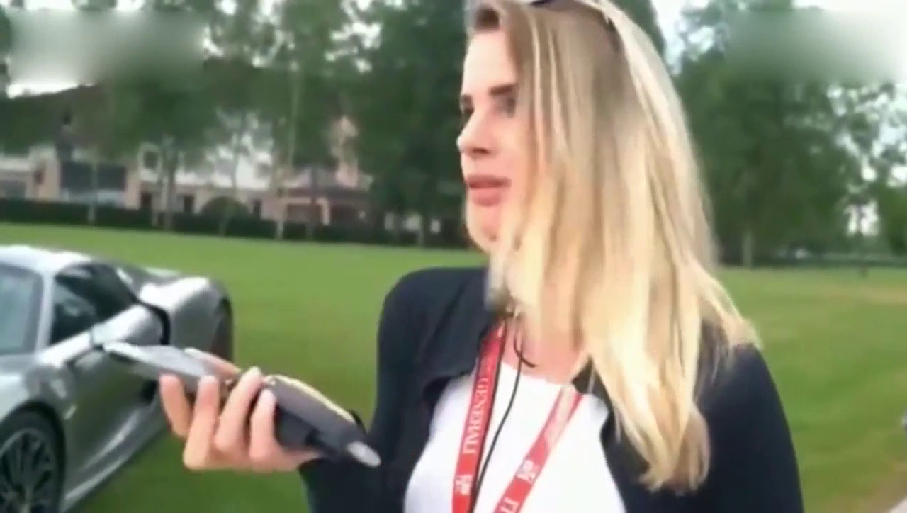 豪车加美女是多少男人的梦想？这辆一千五百万的跑车和美女如何？