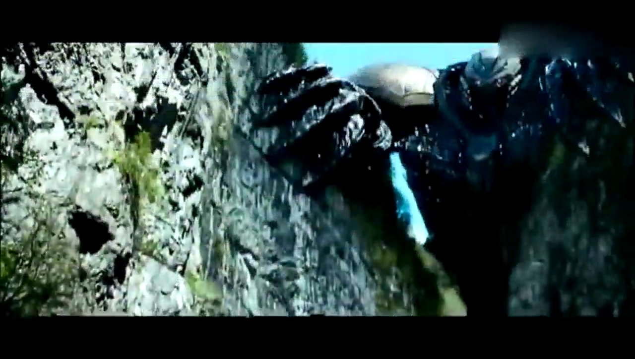 就这样开着一辆卡车，怎么可能躲得过这大块头的追击