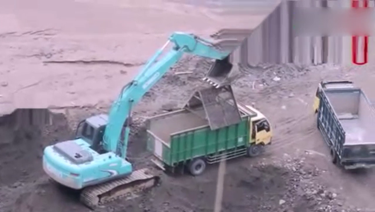 实拍国外大型工地，挖掘机忙碌装车卡车不停的运料！