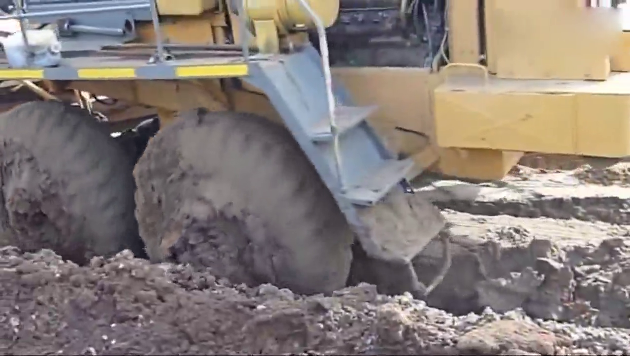 陷在泥路中，挖掘机卡车