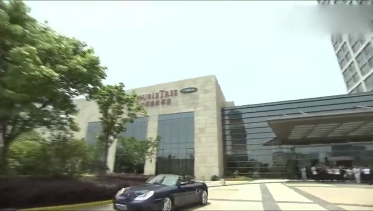 女司机开雷克萨斯追尾保时捷718跑车，保时捷车主竟一笑而过