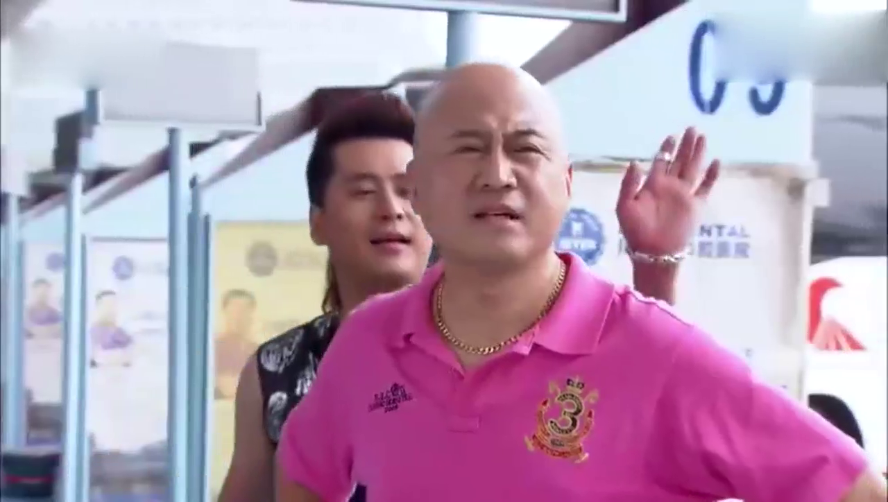 老爸开跑车机场接儿子，直接把跑车送给儿子