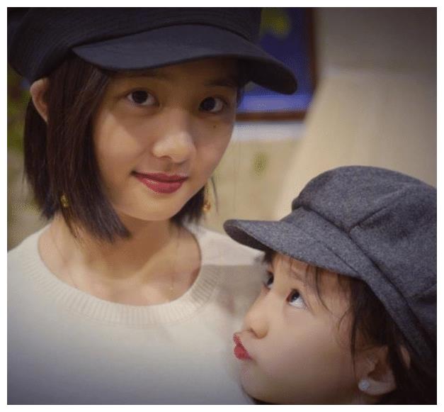 黄磊二女儿“整容式”长大！颜值反超姐姐，孙莉基因实在太强了