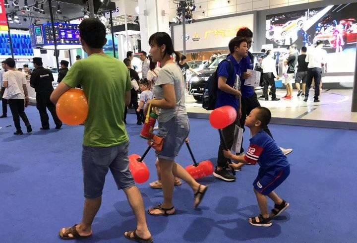 车展最后一天了，一家人逛车展能否一锤定音呢