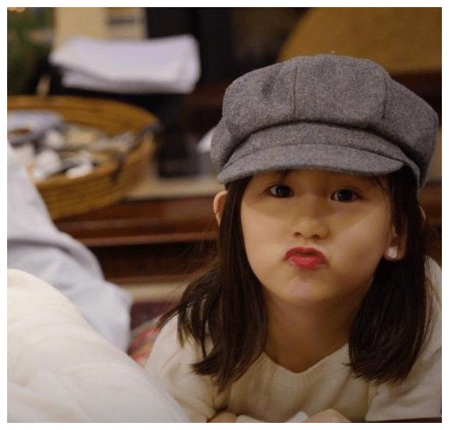黄磊二女儿“整容式”长大！颜值反超姐姐，孙莉基因实在太强了