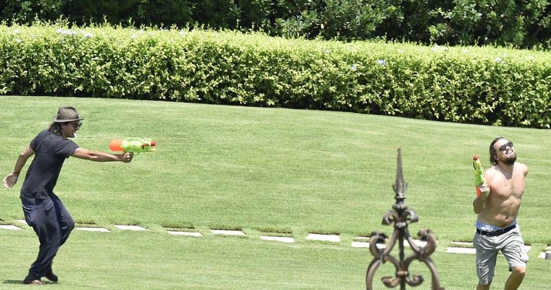 用颜值惊艳了世界，却玩起了水枪?莱昂纳多年轻时的帅照合集!