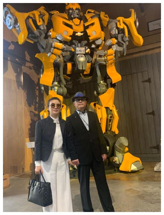 周立波庆祝结婚纪念日，与妻子牵手秀恩爱，神情严肃似心情不佳！
