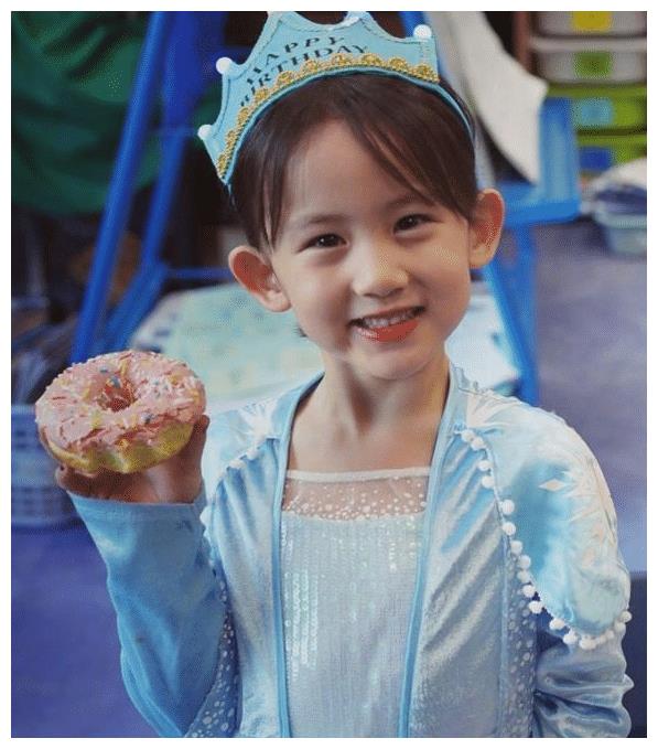 黄磊二女儿“整容式”长大！颜值反超姐姐，孙莉基因实在太强了