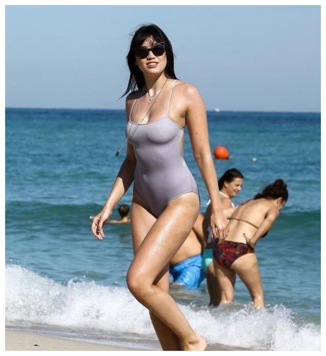 欧美女星卡洛琳特海滩度假被拍,灰色连体泳装看了让人
