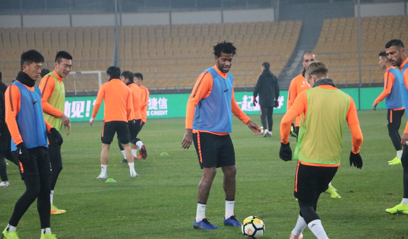 独家组图,鲁能踩场四外援参加,塔尔德利格德斯