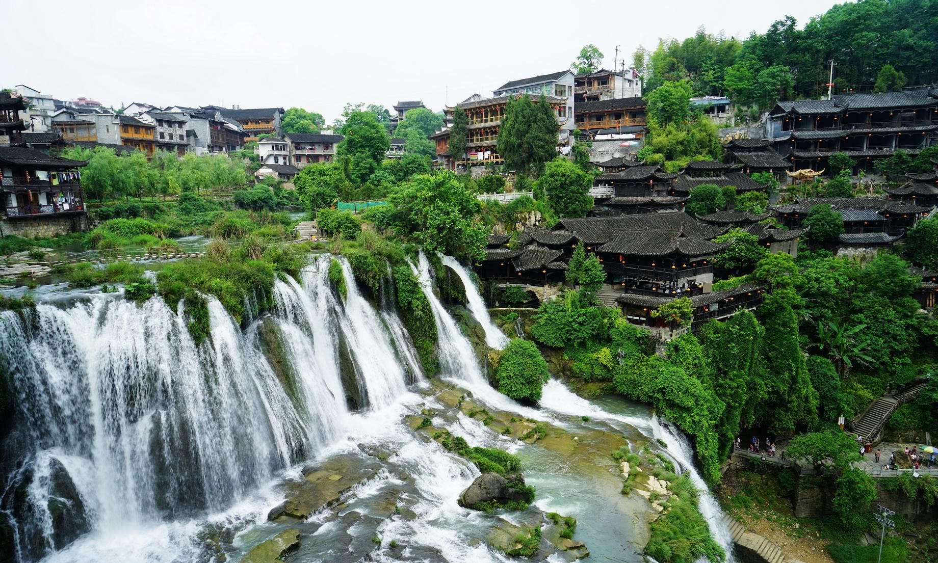 湖南芙蓉镇——悬挂于瀑布之上的千年古镇……
