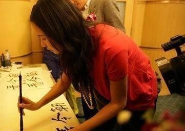 徐静蕾被称书法才女,书法迷倒众人,字体被方正字库天价收录!