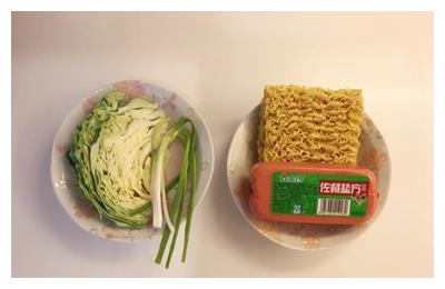 教你在家做十分钟就能搞定的火腿炒面,好吃到流泪,完爆路边摊!