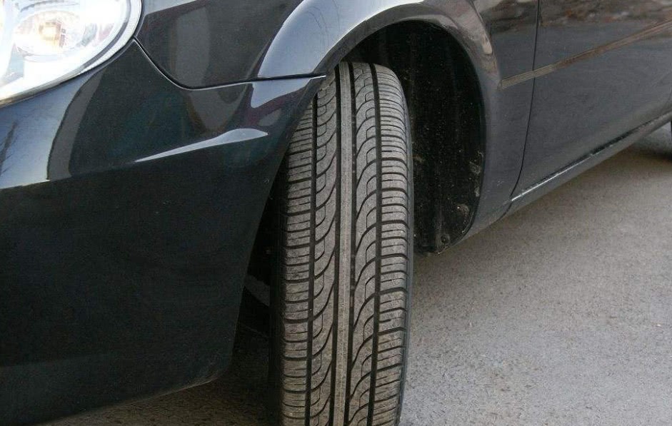 轮胎跑多少公里后必须换位？维修师傅说个数：不怕爆胎就接着开！