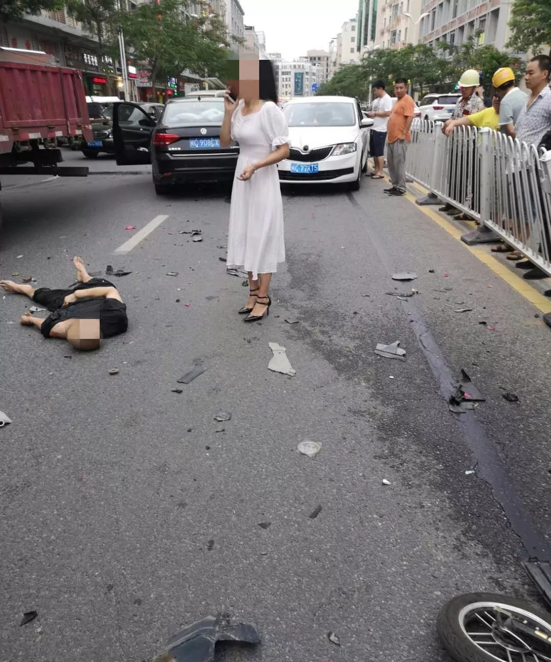 福建一女子脚穿高跟鞋,油门当刹车踩,撞上电动车