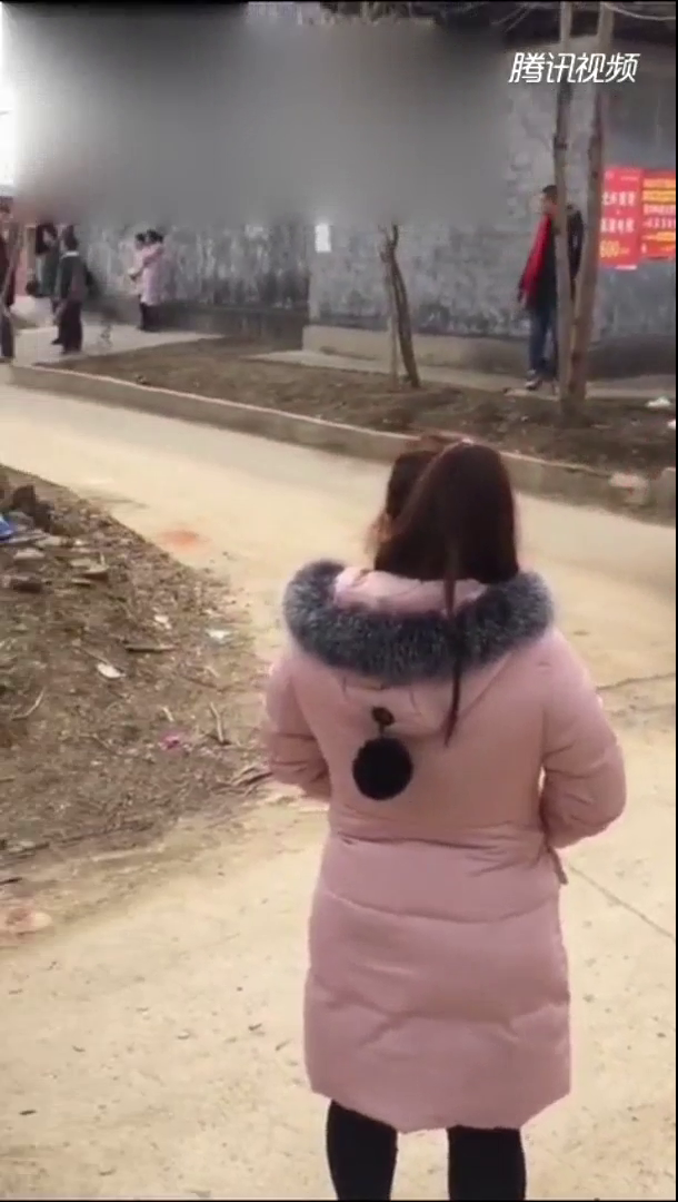 村里来了两辆跑车，把我们的村花吓了一激灵