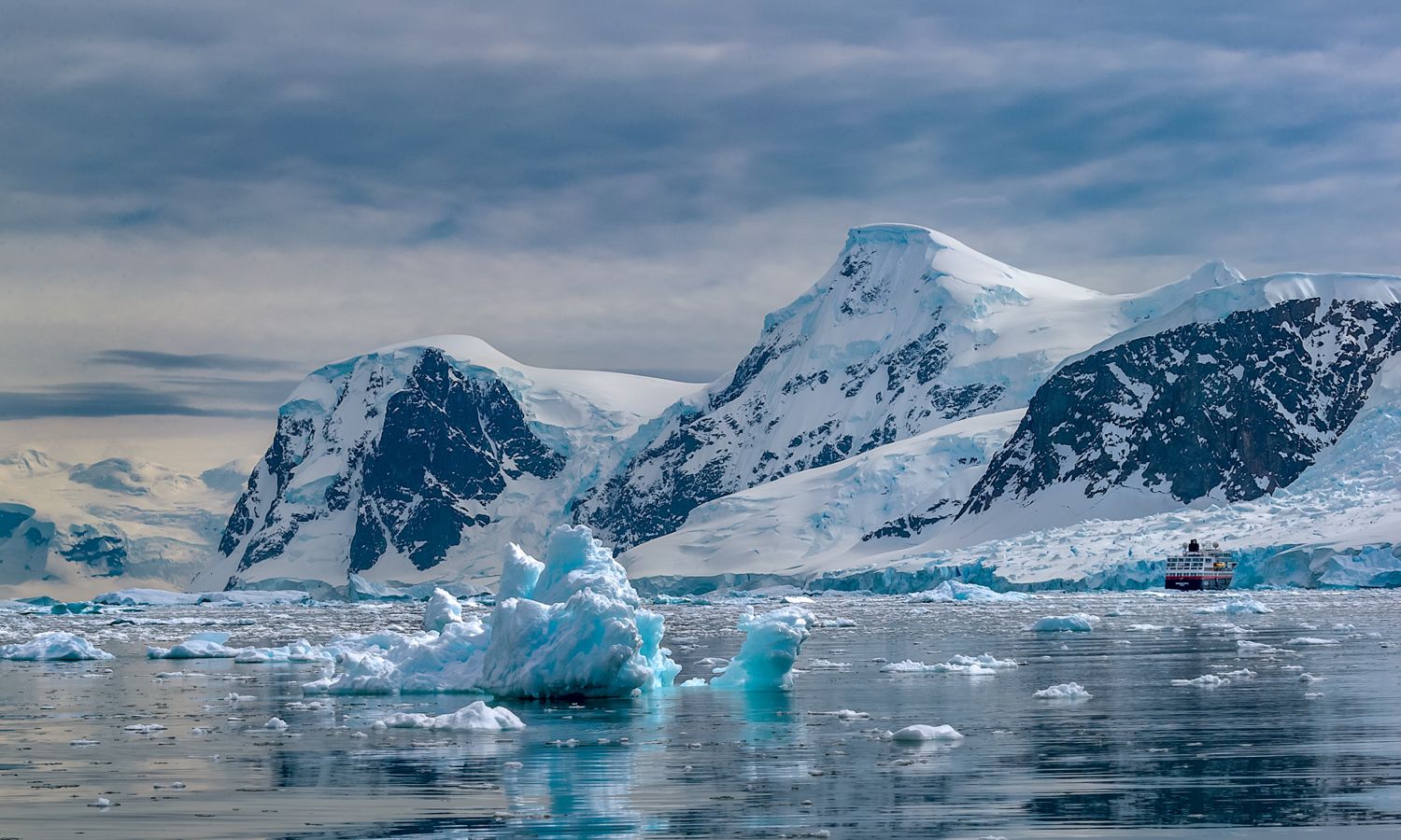 南极冰下除了有水,还有火吗?...
