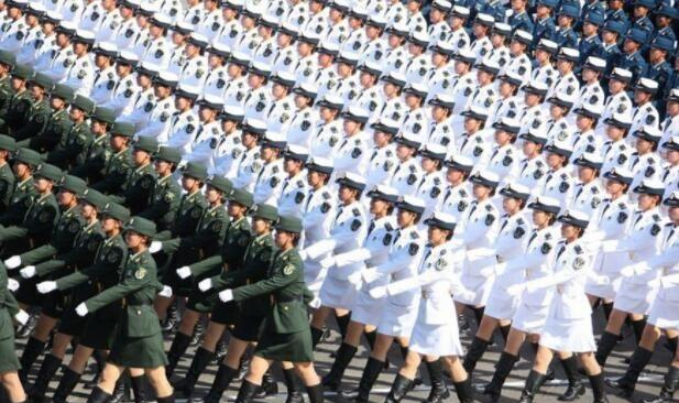 中国阅兵震动西方,外国网友评论亮了,期待201