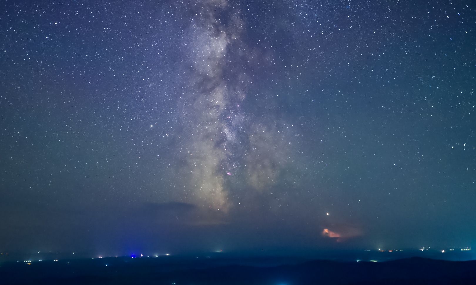 中俄界湖兴凯湖国家地质公园蜂蜜山盛夏绚丽星空