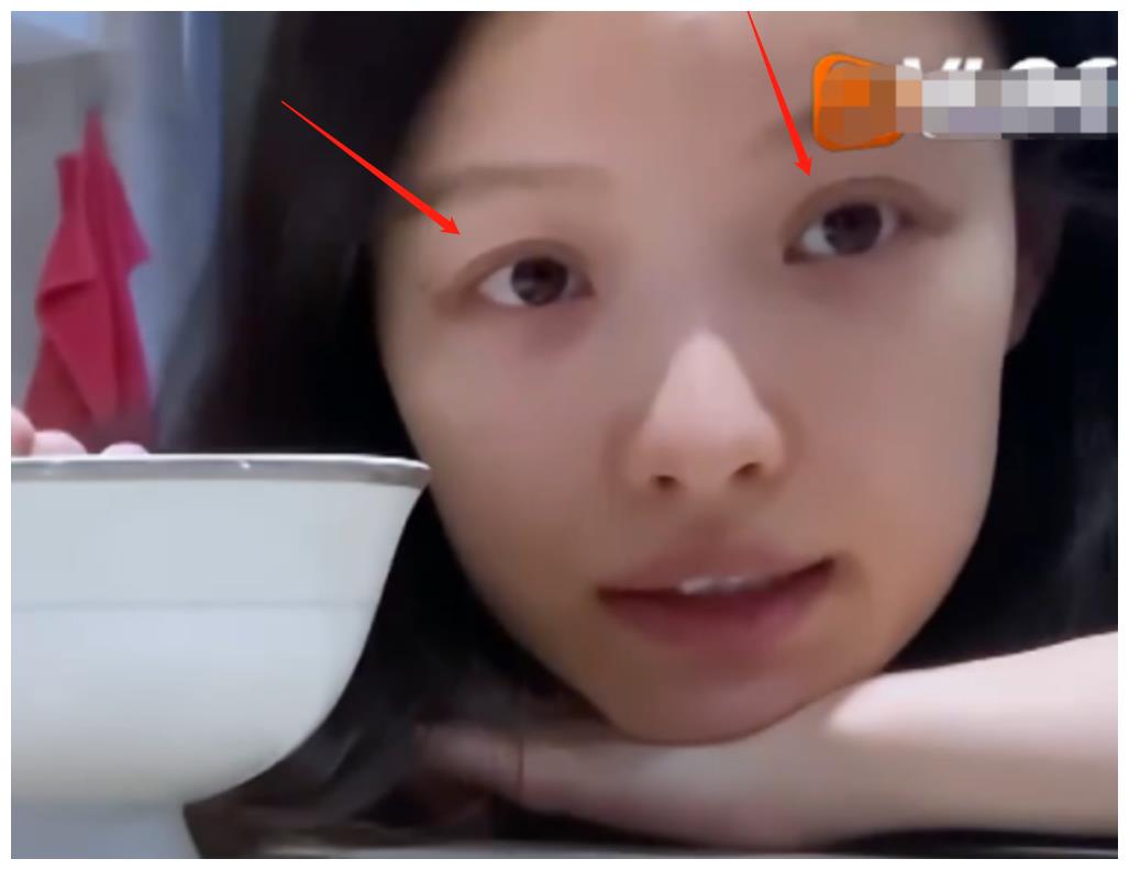 倪妮无惧素颜上节目,镜头放大看到她的双眼皮,修图师都无从下手