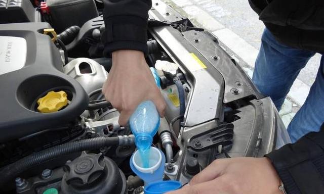 玻璃水一加是一整瓶？老司机：这几点没搞清楚，千万别瞎整