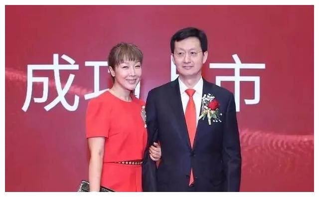 3任男友分别身亡、入狱、破产,终嫁10亿富豪,48岁与儿子像姐弟