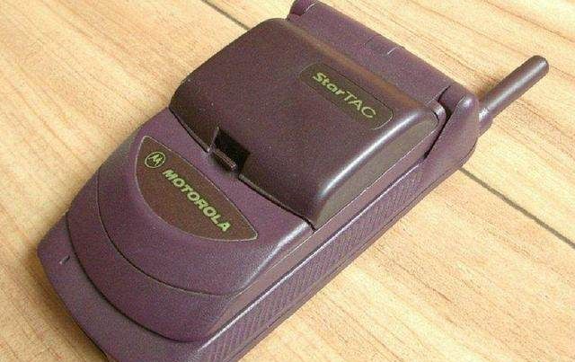 1999年,第一款折叠式手机:摩托罗拉掌中宝328c问世.