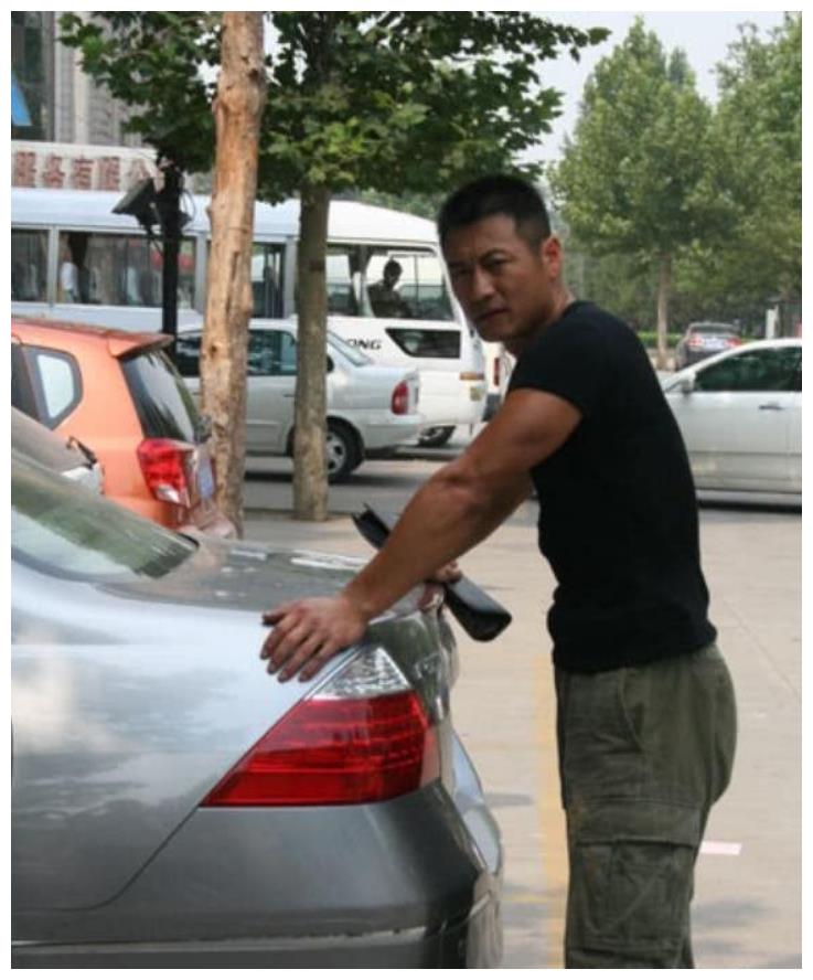 他是赵薇的前男友,演戏多年转型导演,妻子的颜值超过赵薇