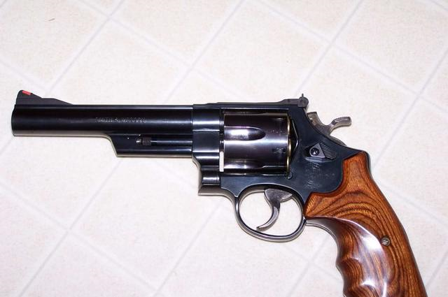 史密斯·韦森m29左轮手枪使用的"马格南子弹"威力巨大