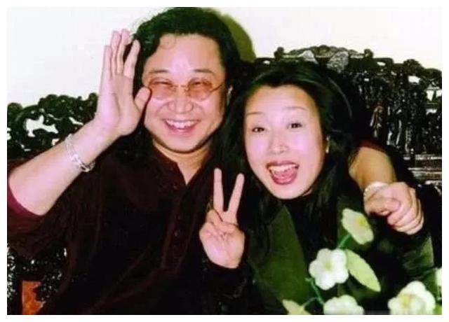 3任男友分别身亡、入狱、破产,终嫁10亿富豪,48岁与儿子像姐弟