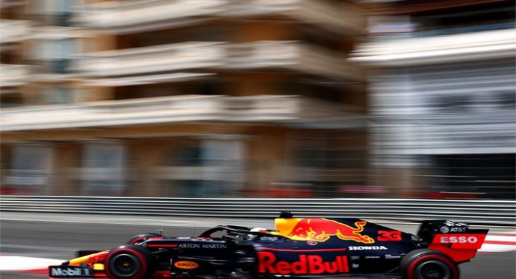 红牛F1赛车俊美的轮廓，安稳的赛车性能很好，霸气十足