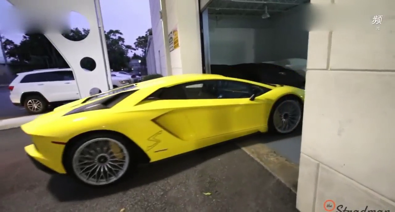 拉开超级跑车遮车布那一刻，让旁边的保时捷918都失去了辉煌！