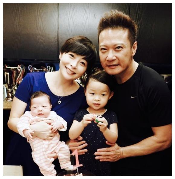 她是第一女反派，44岁与钱嘉乐结婚7年生两胎，如今一家真圆满