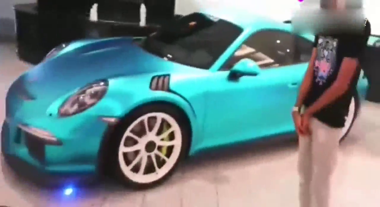 迪拜土豪开劳斯莱斯去找朋友看跑车，看完懵了！