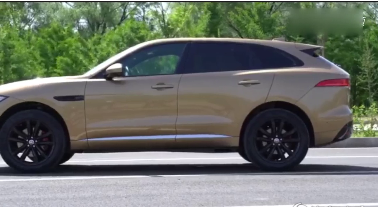 捷豹F-PACE拥有跑车的血统，换成SUV一点也不含糊！