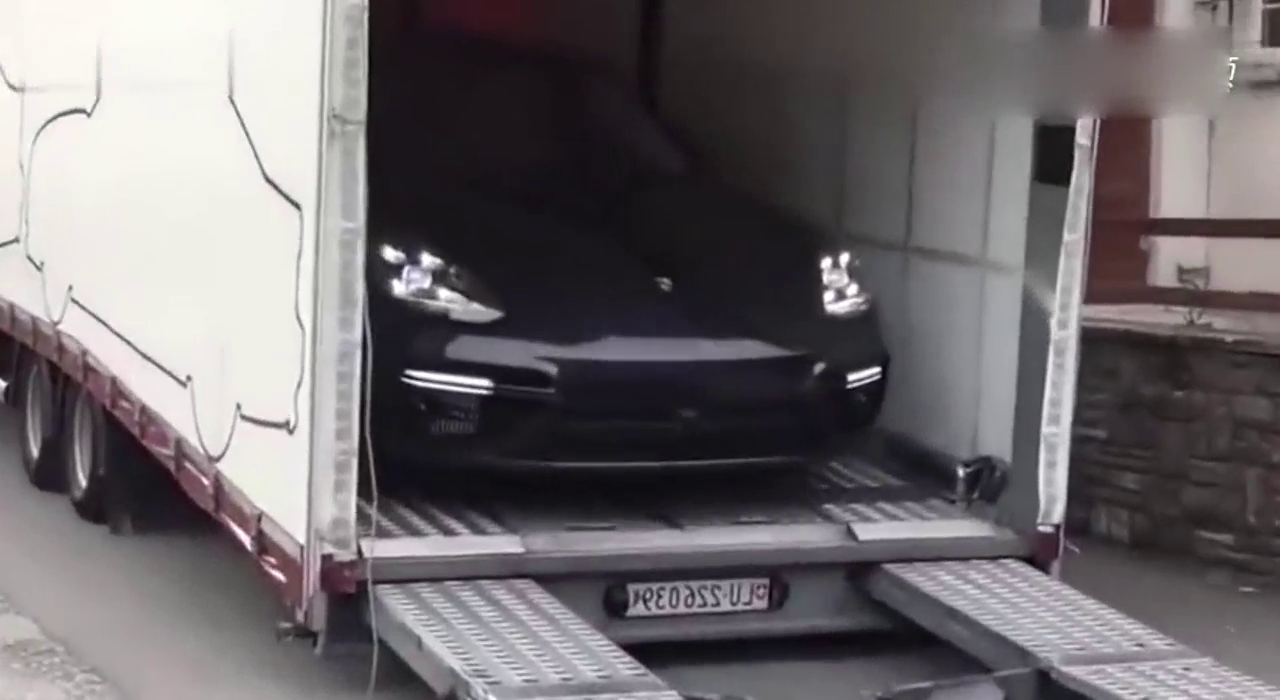 五百万的保时捷跑车到货了，开出车厢那一刻才是惊艳的开始！