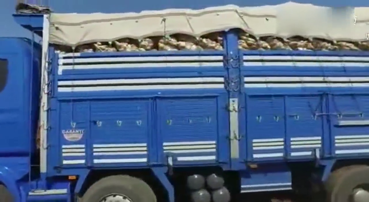 大卡车也能轻轻松松拽走！这还是我认识的拖拉机吗？