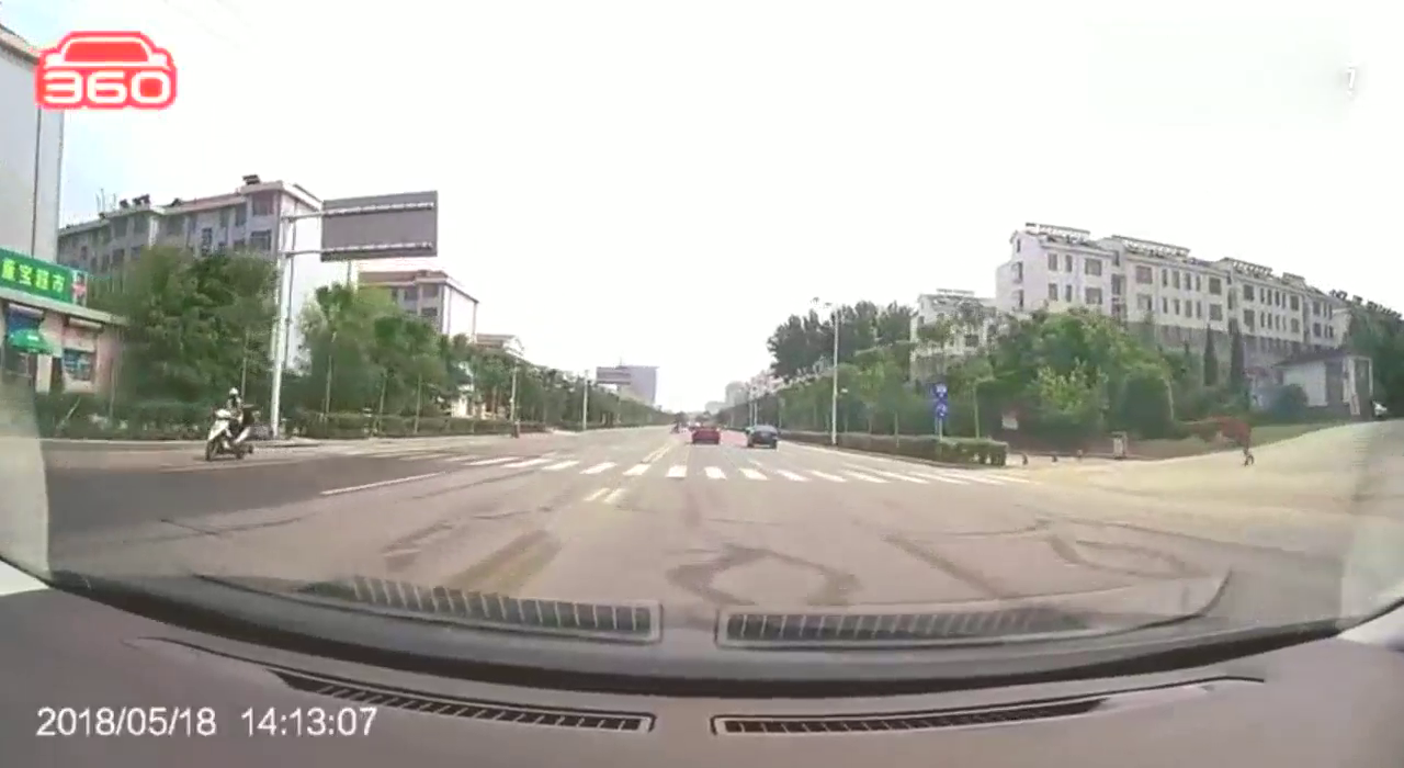 一辆跑车突然蹿出，这样的飘移技术，老司机看了都拍手称赞