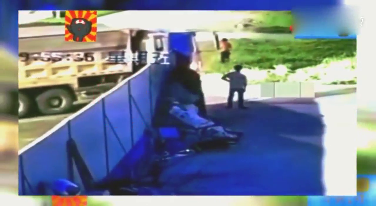 摩托车冲出来，大卡车赶紧急刹车！