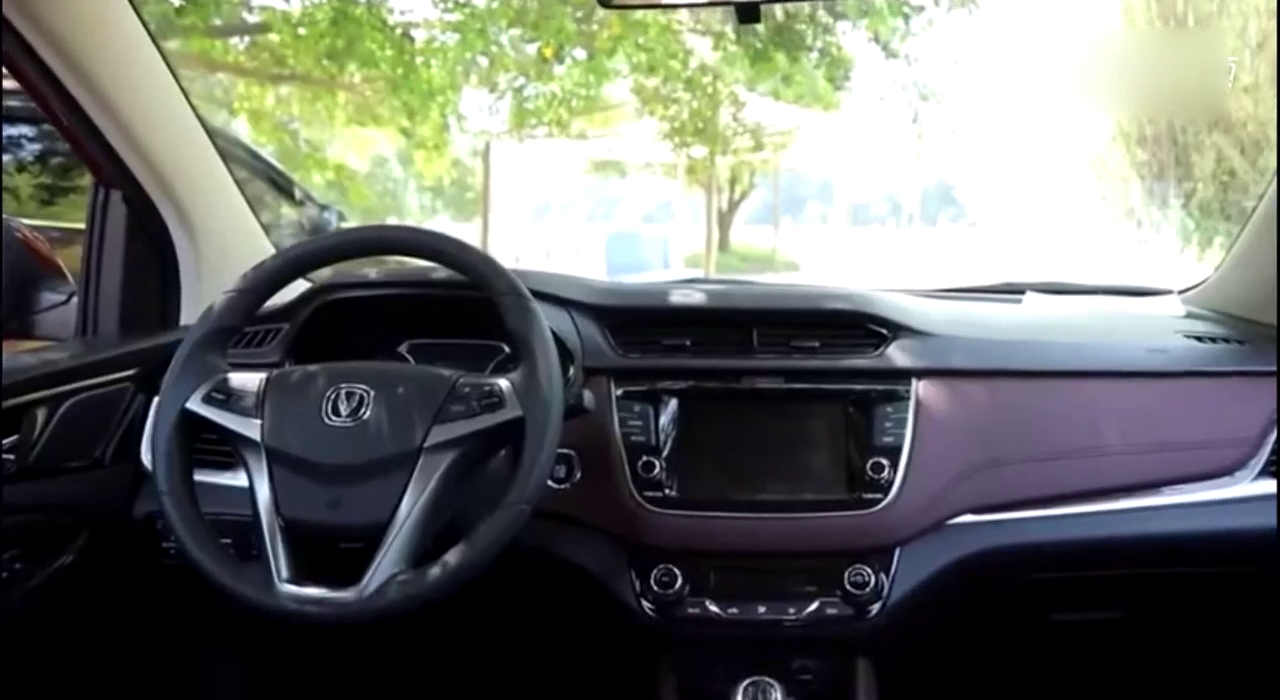 长安凌轩让人惊喜的双色豪华内饰，配置媲美25万的合资车